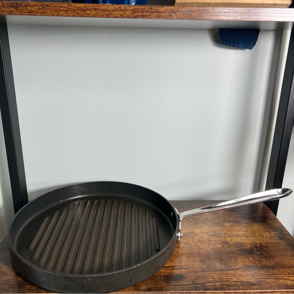 Round Black Grill Pan with Silver Handle
